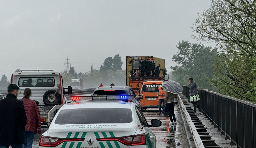 Sakarya'da otoyolu kilitleyen kaza