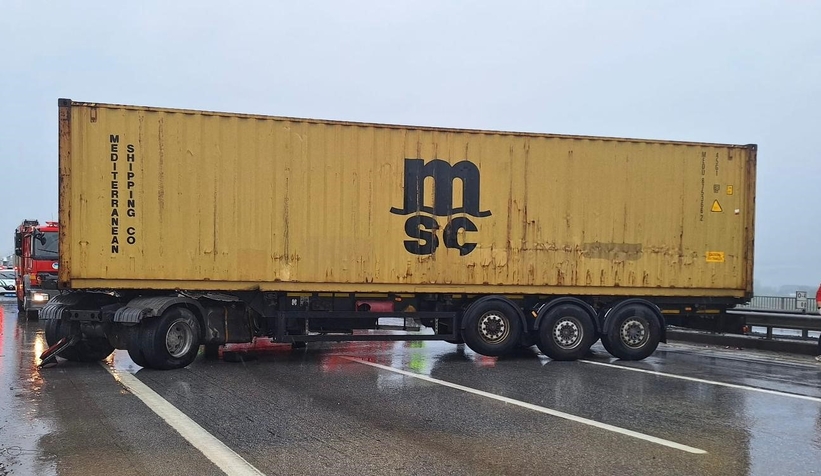 Sakarya'da otoyolu kilitleyen kaza