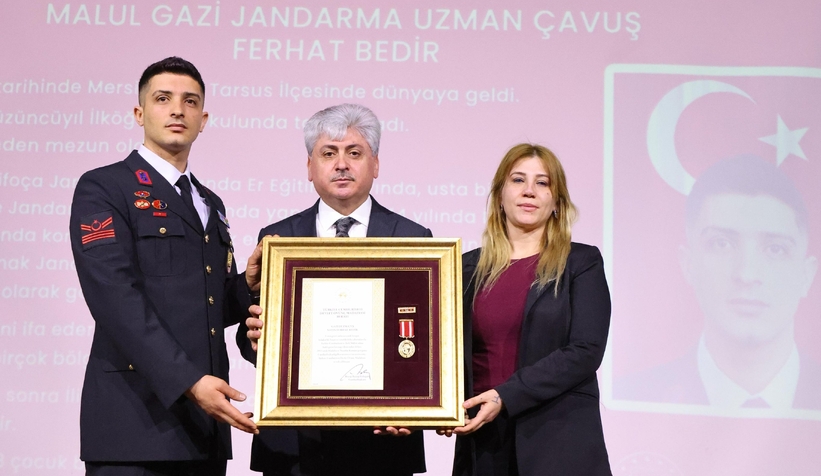 sakarya-da-sehit-ailesi-ve-gazilere-duzenlenen-torenle-devlet-ovunc-madalyasi-verildiq29od2pdr2
