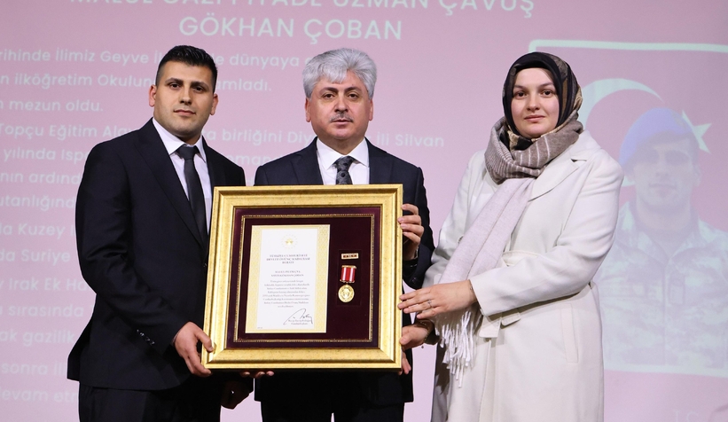 sakarya-da-sehit-ailesi-ve-gazilere-duzenlenen-torenle-devlet-ovunc-madalyasi-verildiq29od2pdr2