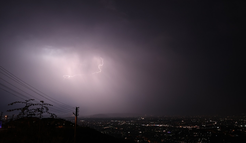 Sakarya'da şimşekler geceyi aydınlattı