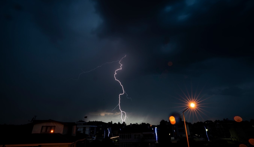 Sakarya'da şimşekler geceyi aydınlattı