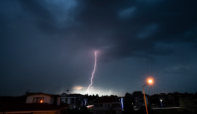 Sakarya'da şimşekler geceyi aydınlattı