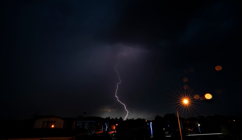Sakarya'da şimşekler geceyi aydınlattı