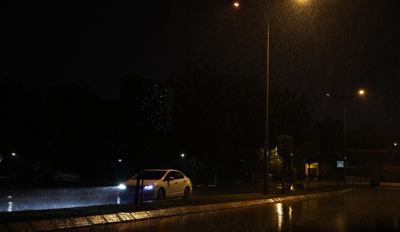 Sakarya'da şimşekler geceyi aydınlattı