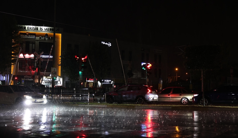 Sakarya'da şimşekler geceyi aydınlattı