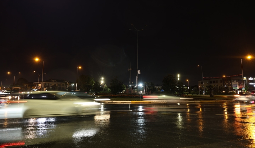 Sakarya'da şimşekler geceyi aydınlattı