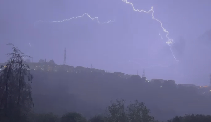 sakarya-da-simsekler-geceyi-aydinlattiy1fhnetnwl