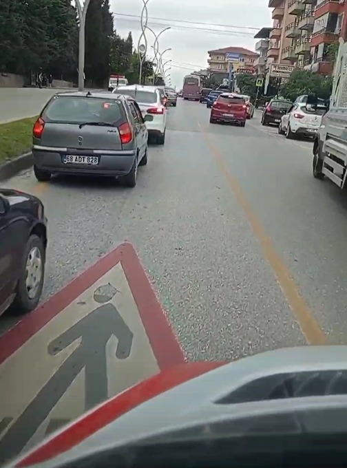 Sakaryada fermuar sistemi ile ambulansa yol verdiler