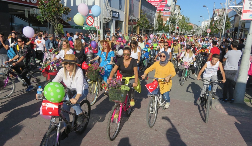 Sakarya'da Süslü Kadınlar Bisiklet Turu