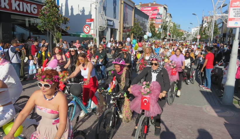Sakarya'da Süslü Kadınlar Bisiklet Turu