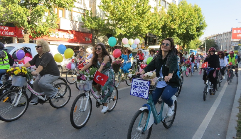 Sakarya'da Süslü Kadınlar Bisiklet Turu