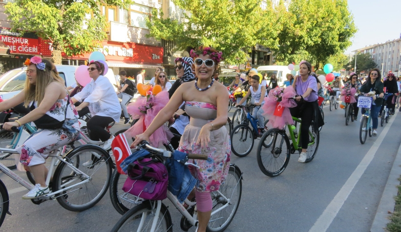 Sakarya'da Süslü Kadınlar Bisiklet Turu