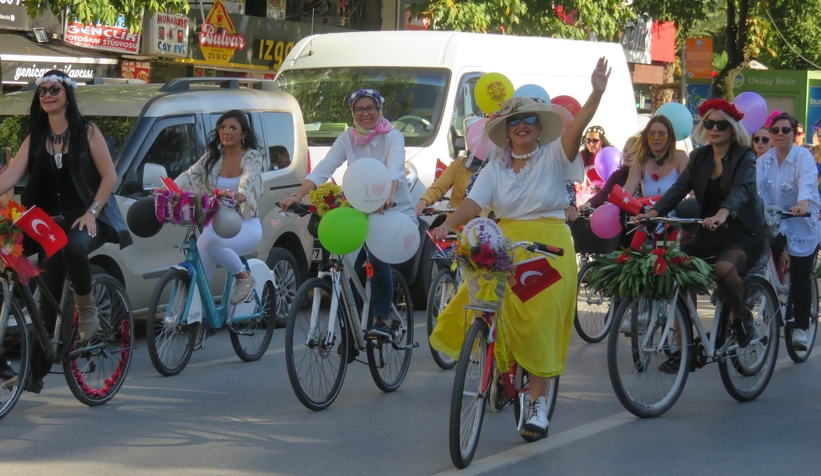 Sakarya'da Süslü Kadınlar Bisiklet Turu