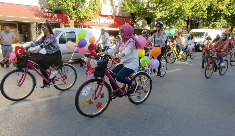 Sakarya'da Süslü Kadınlar Bisiklet Turu