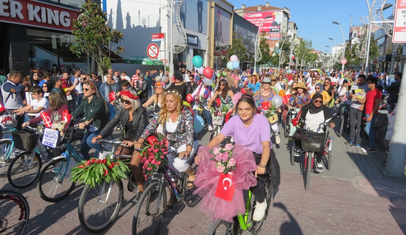 Sakarya'da Süslü Kadınlar Bisiklet Turu