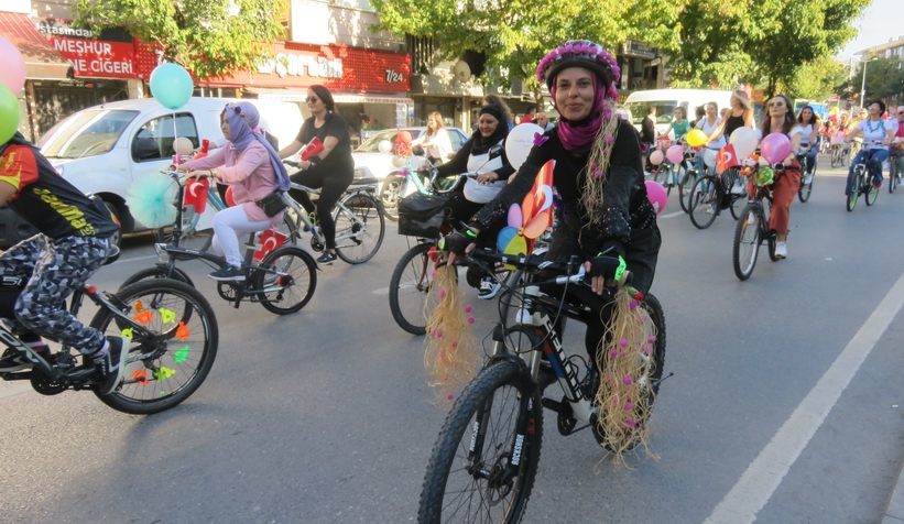 Sakarya'da Süslü Kadınlar Bisiklet Turu