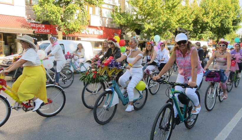 Sakarya'da Süslü Kadınlar Bisiklet Turu