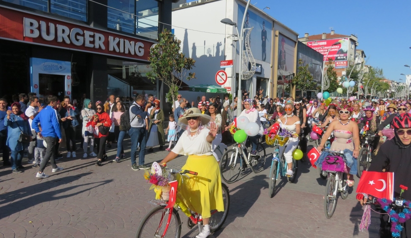 Sakarya'da Süslü Kadınlar Bisiklet Turu