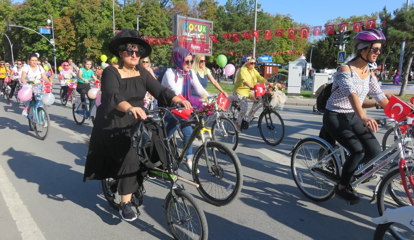 Sakarya'da Süslü Kadınlar Bisiklet Turu