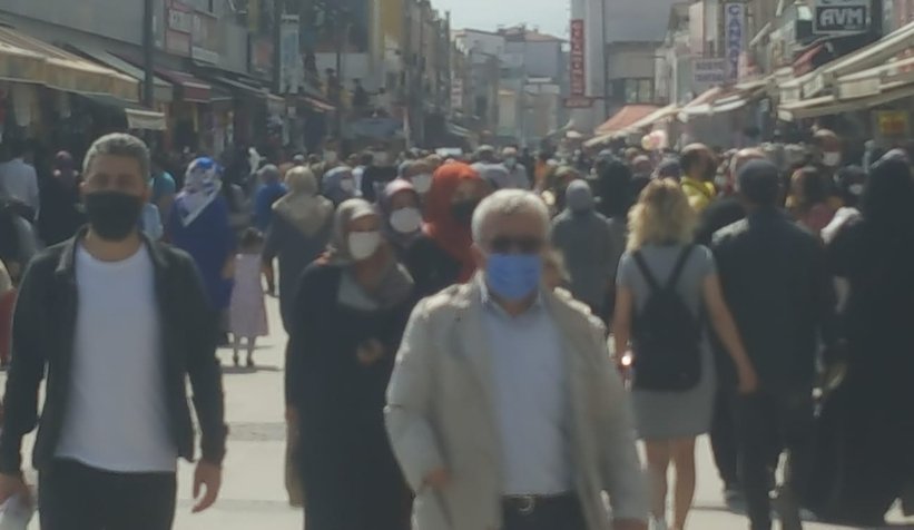 Sakarya'da tam kapanma öncesi alışveriş yoğunluğu