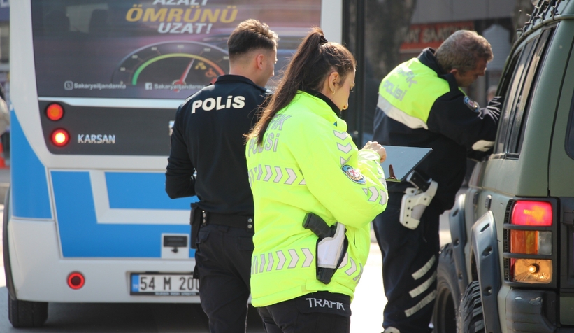 sakarya-da-trafik-denetimleri-milyonlarca-liralik-ceza-yagdiuwzacdjbqt