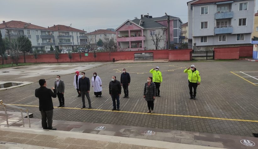 Sakarya'da tüm okullarda bayrak töreni yapıldı