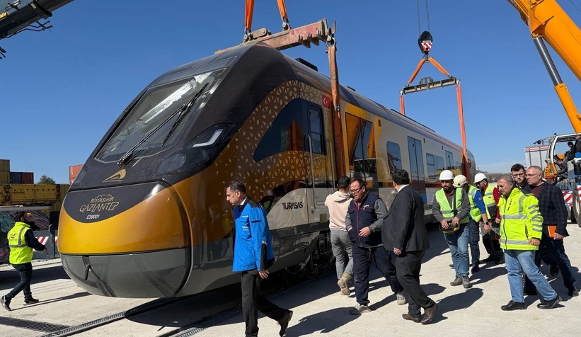 sakarya-da-uretilen-ilk-milli-tren-seti-gaziantep-te-raylara-indis2v2de03ng
