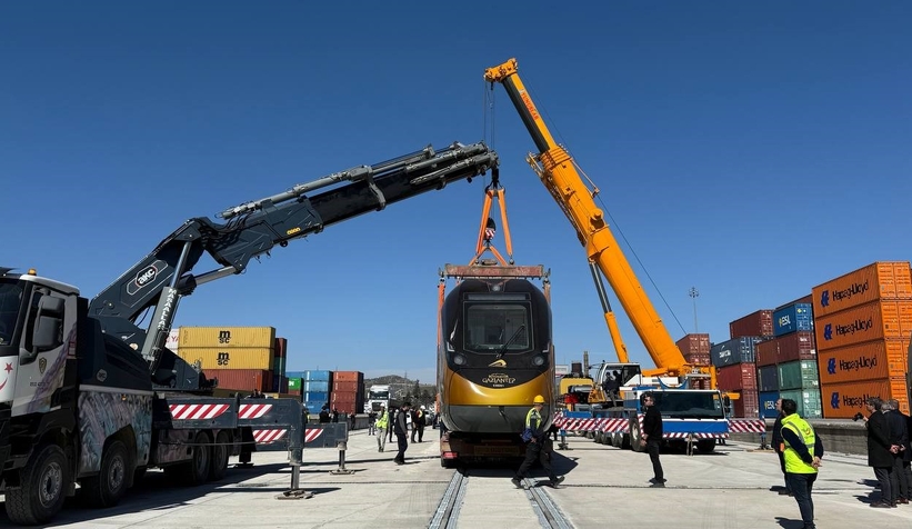 sakarya-da-uretilen-ilk-milli-tren-seti-gaziantep-te-raylara-indis2v2de03ng