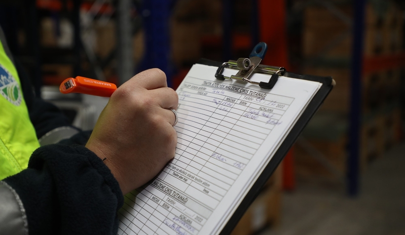 Sakarya'da yön levhaları böyle yapılıyor