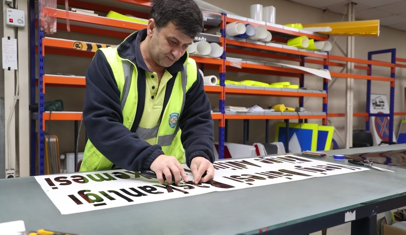 Sakarya'da yön levhaları böyle yapılıyor
