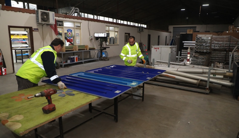 Sakarya'da yön levhaları böyle yapılıyor