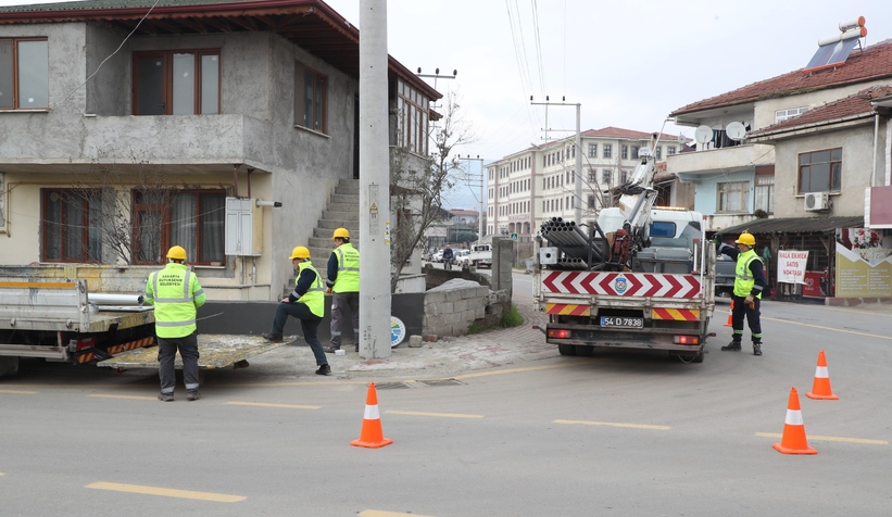 Sakarya'da yön levhaları böyle yapılıyor