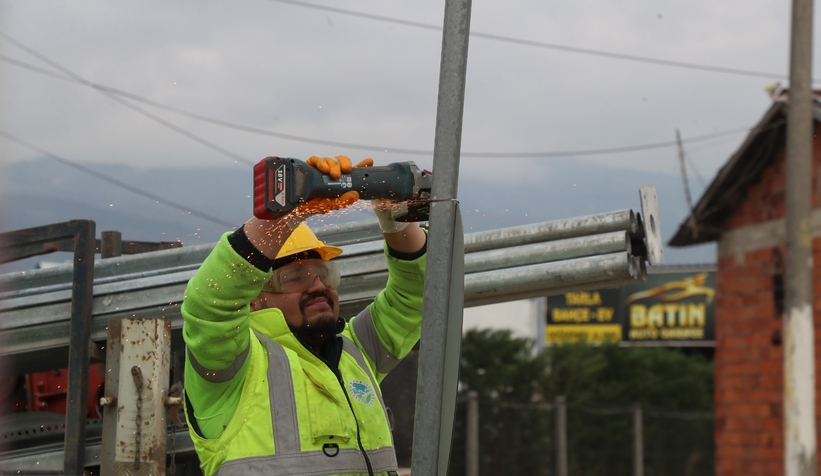 Sakarya'da yön levhaları böyle yapılıyor