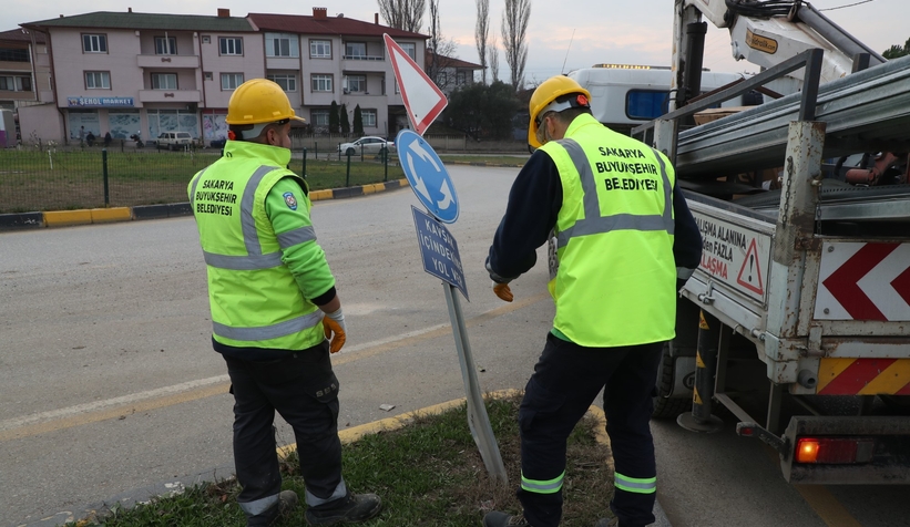 Sakarya'da yön levhaları böyle yapılıyor