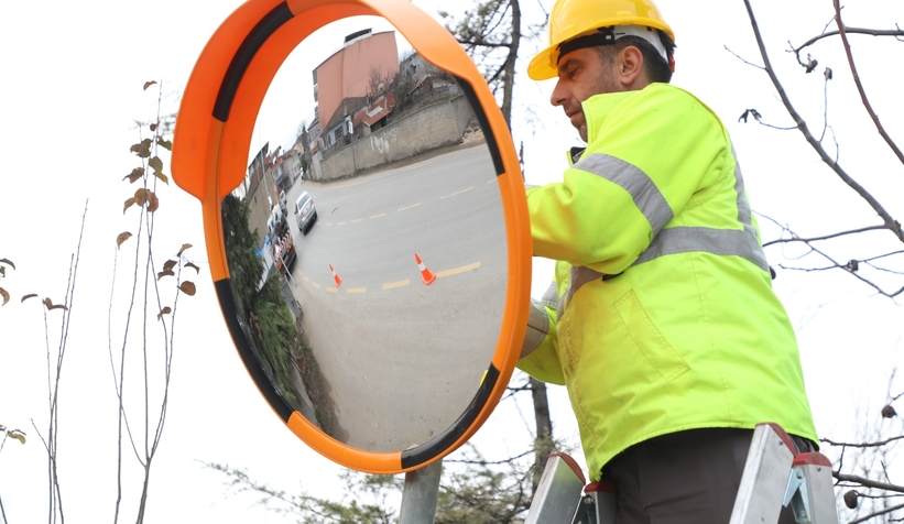 Sakarya'da yön levhaları böyle yapılıyor