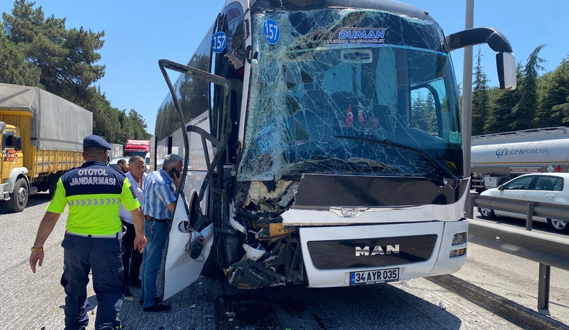 sakarya-dan-istanbul-a-giden-otobus-kazaya-karisti-1-i-agir-3-yaralia1vkse4wvm