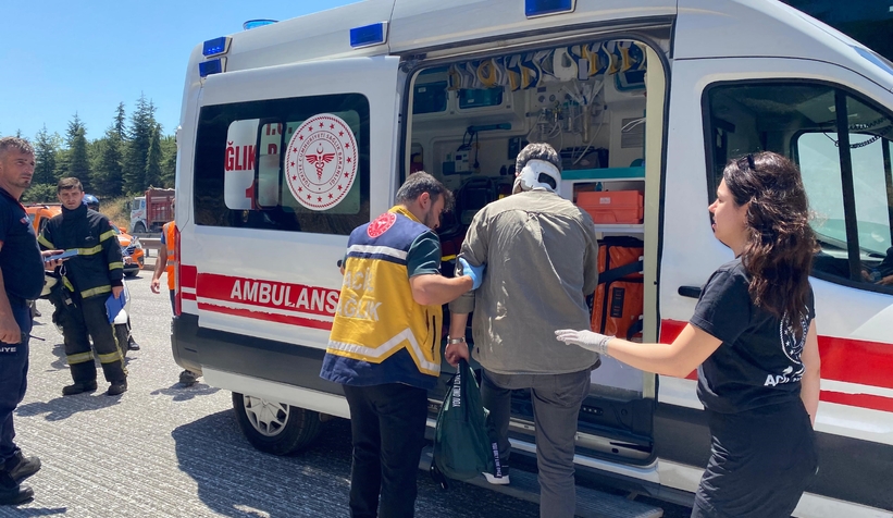 sakarya-dan-istanbul-a-giden-otobus-kazaya-karisti-1-i-agir-3-yaralia1vkse4wvm