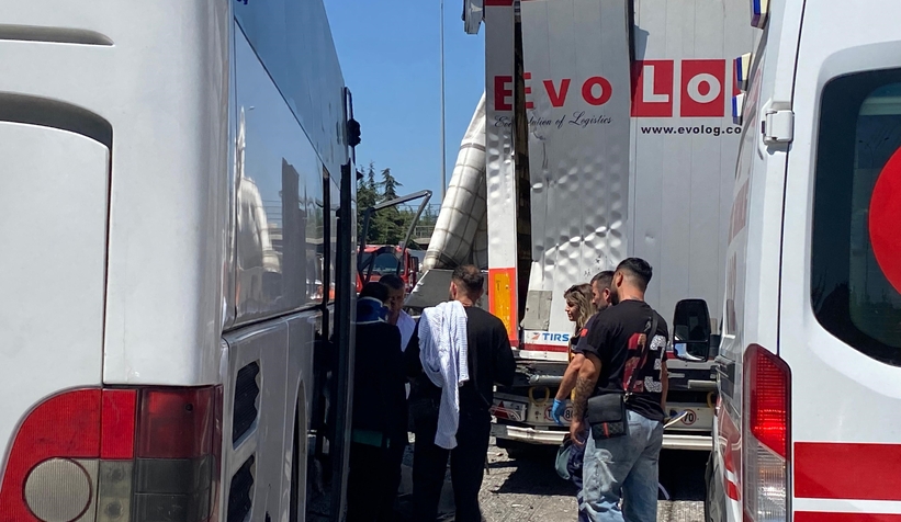 sakarya-dan-istanbul-a-giden-otobus-kazaya-karisti-1-i-agir-3-yaralia1vkse4wvm