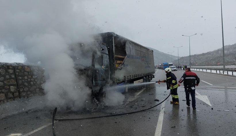 Sakarya'dan yola çıkan motor yağı yüklü tır alev alev yandı