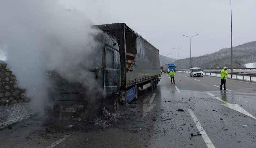 Sakarya'dan yola çıkan motor yağı yüklü tır alev alev yandı