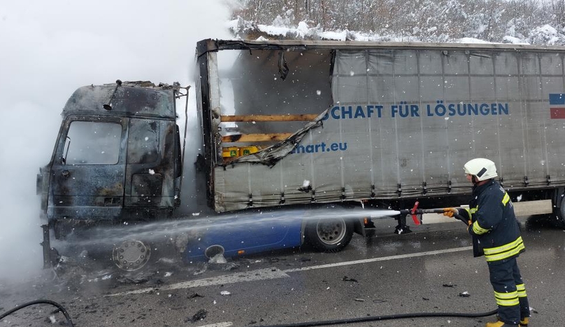 Sakarya'dan yola çıkan motor yağı yüklü tır alev alev yandı