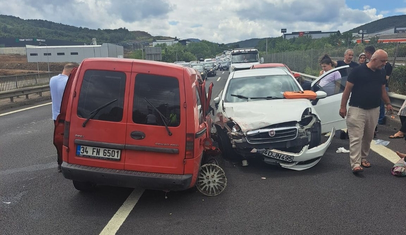 sakarya-duzce-sinirinda-kaza-6-yaraliv1ixc1rbrd