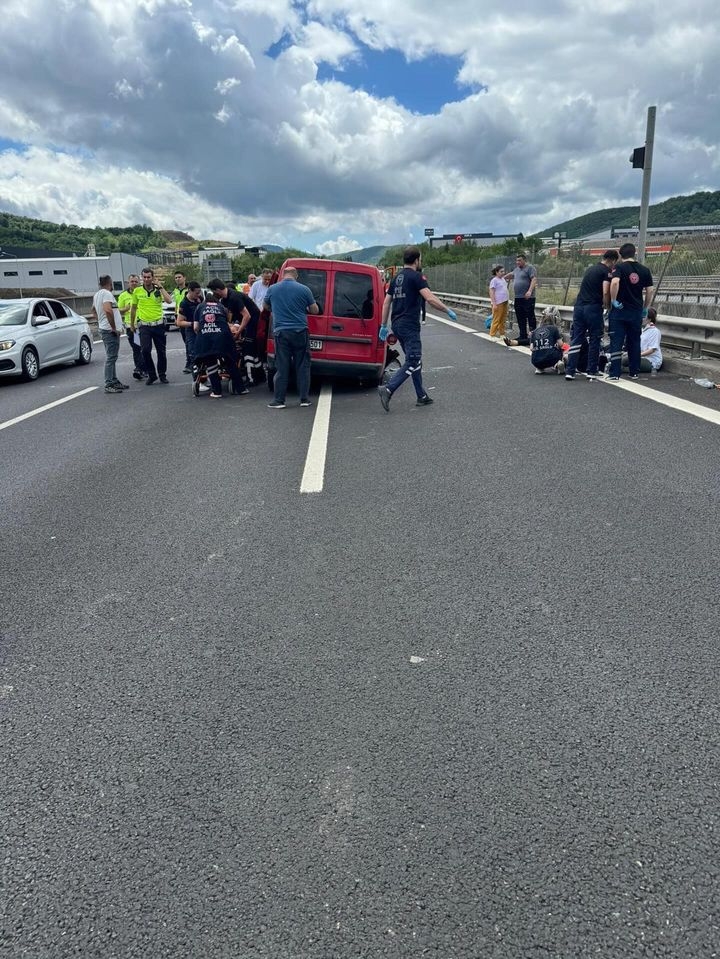 sakarya-duzce-sinirinda-kaza-6-yaraliv1ixc1rbrd