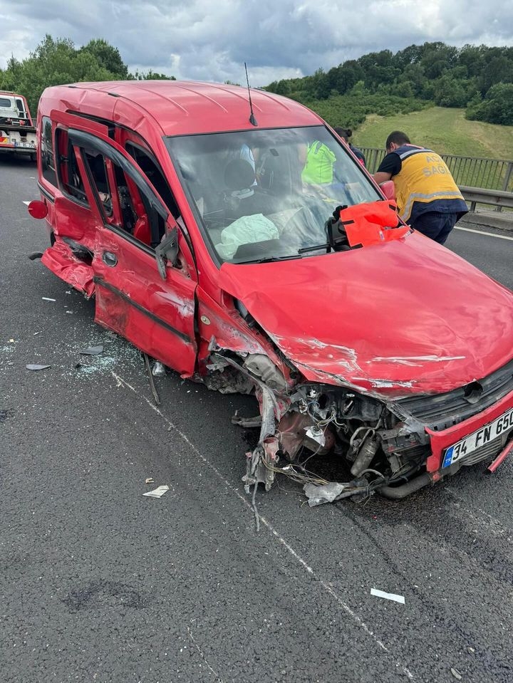 sakarya-duzce-sinirinda-kaza-6-yaraliv1ixc1rbrd