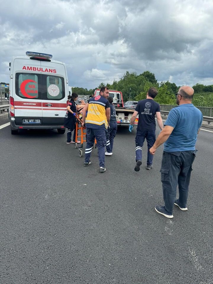 sakarya-duzce-sinirinda-kaza-6-yaraliv1ixc1rbrd