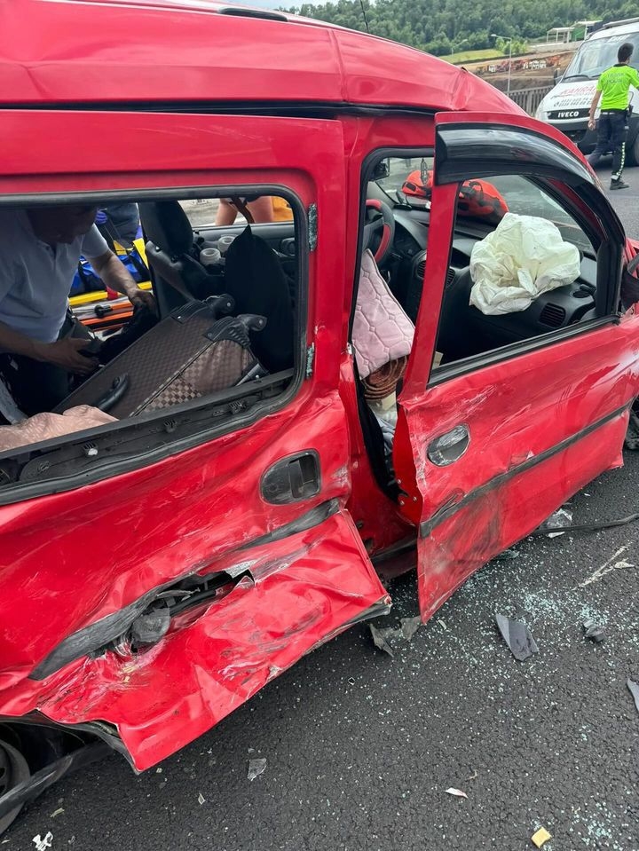 sakarya-duzce-sinirinda-kaza-6-yaraliv1ixc1rbrd