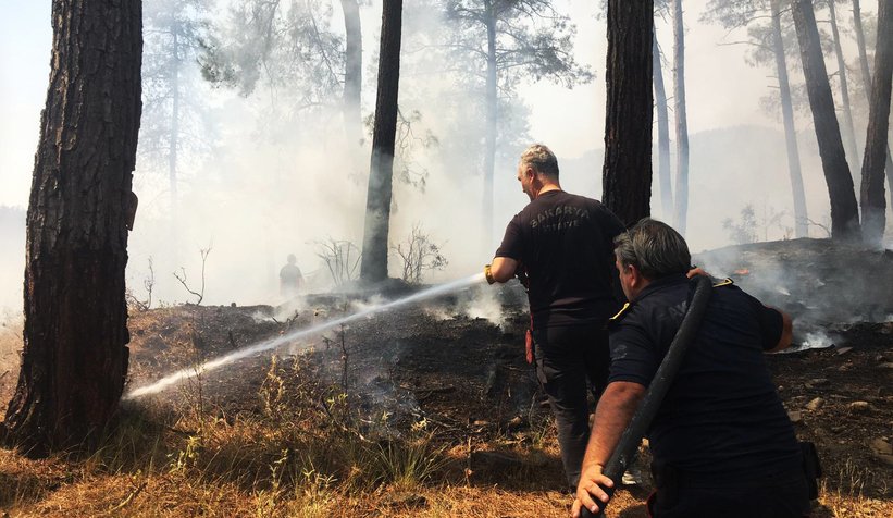 Sakarya ekibi, yangın bölgelerinde aralıksız çalışıyor