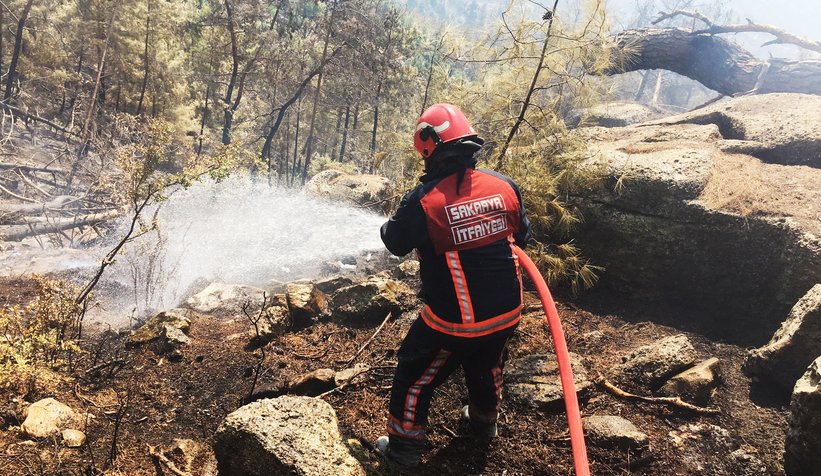 Sakarya ekibi, yangın bölgelerinde aralıksız çalışıyor