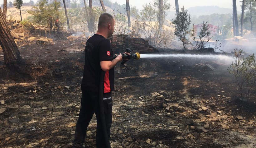 Sakarya ekibi, yangın bölgelerinde aralıksız çalışıyor